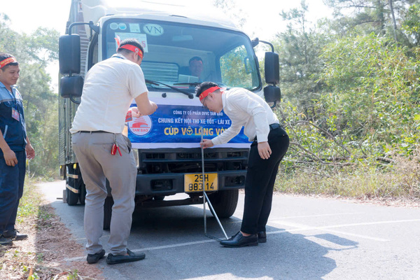 Phần thi thực hành kĩ năng lái xe - Vận Chuyển Tam Bảo - Công Ty Cổ Phần Dịch Vụ Vận Chuyển Tam Bảo